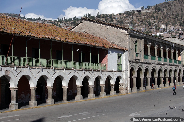 Arcos, balcones y techos de tejas rojas alrededor de la plaza de Ayacucho. (720x480px). Per, Sudamerica.