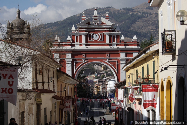 Grande arco vermelho com relógio na rua principal de Ayacucho. (720x480px). Peru, América do Sul.