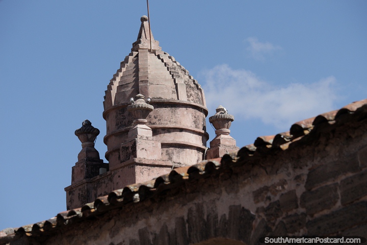 Cúpula com degraus, fachada da igreja em Ayacucho. (720x480px). Peru, América do Sul.