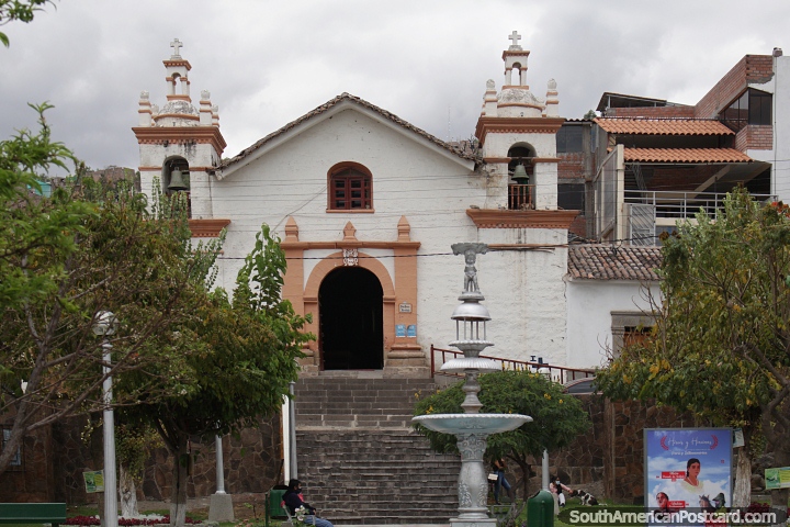 Iglesia San Juan Bautista, parque y fuente en Ayacucho. (720x480px). Per, Sudamerica.