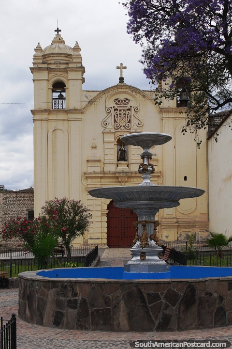 Templo de Santa Teresa (1703) en Ayacucho, fuente en primer plano. (480x720px). Per, Sudamerica.