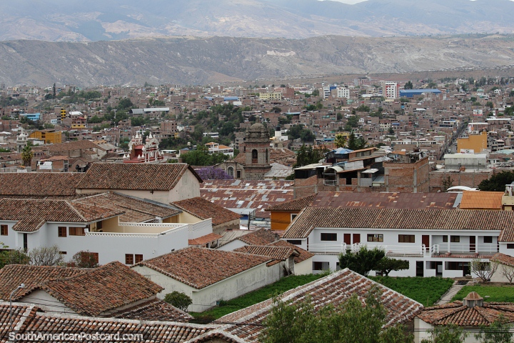 Vista sobre la ciudad de Ayacucho. (720x480px). Perú, Sudamerica.