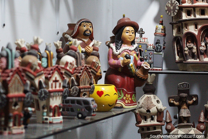 Figuras e criaes de cermica expostas no centro de artes de Ayacucho. (720x480px). Peru, Amrica do Sul.