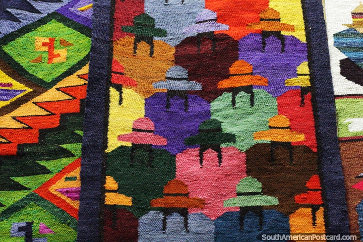 Coloridos tapices de personas y patrones en el centro de arte de Ayacucho. (720x480px). Per, Sudamerica.