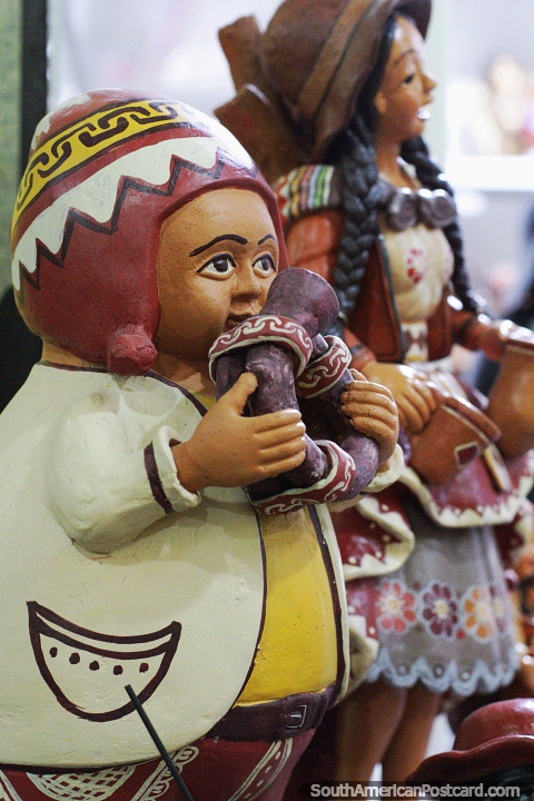 Figuras de cermica tocam instrumentos musicais, o centro de artes de Ayacucho. (480x720px). Peru, Amrica do Sul.