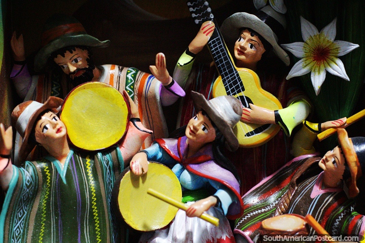 Música e festa, artesanato à venda no centro de artes e ofícios de Ayacucho. (720x480px). Peru, América do Sul.