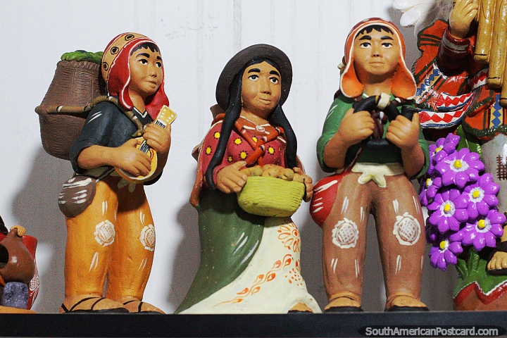 Mulher com batatas, os homens tocam msica, figuras de cermica de Ayacucho. (720x480px). Peru, Amrica do Sul.