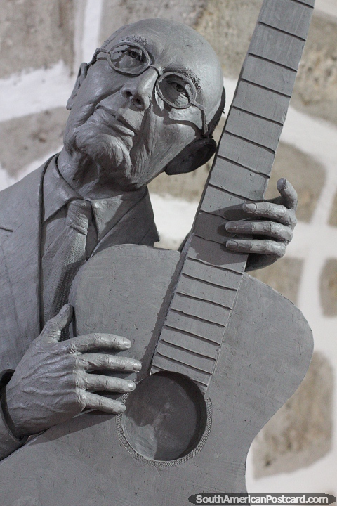 Escultura de un hombre con su guitarra en Ayacucho. (480x720px). Per, Sudamerica.