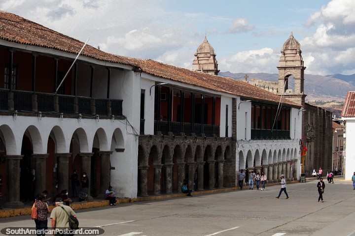 Templo de San Agustn escondido en la esquina de la calle en Ayacucho. (720x480px). Per, Sudamerica.