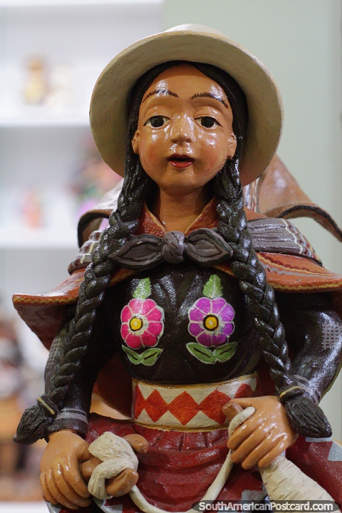 Dama de cermica con un lindo par de flores y cabello largo trenzado, centro de artes de Ayacucho. (480x720px). Per, Sudamerica.