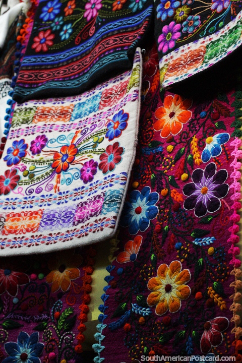 Las flores son el tema de estos tapices de pared de color burdeos, blanco y negro en Ayacucho. (480x720px). Per, Sudamerica.
