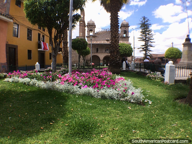 Jardins, gramados e praa em frente ao Templo de Santo Domingo em Ayacucho. (640x480px). Peru, Amrica do Sul.