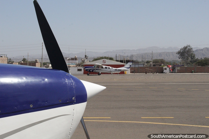 Decolagem para um voo sobre as incrveis Linhas de Nazca - tome uma plula para enjoo! (720x480px). Peru, Amrica do Sul.