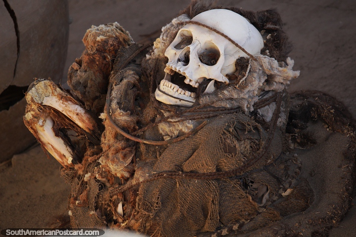 Esqueleto y restos en el cementerio de Chauchilla en Nazca. (720x480px). Per, Sudamerica.
