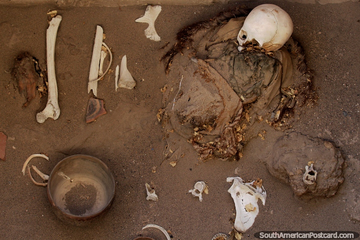Cráneo y huesos y una olla vieja, cementerio de Chauchilla, Nazca. (720x480px). Perú, Sudamerica.