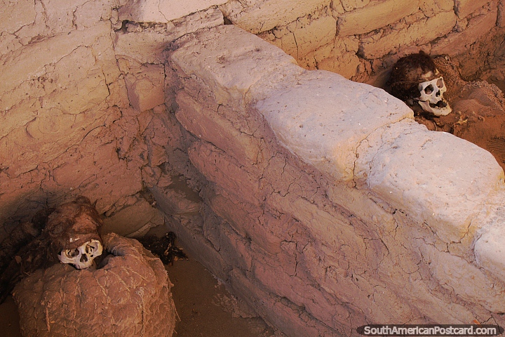 Os corpos foram enterrados em grupos familiares, no famoso cemitério de Chauchilla, Nazca. (720x480px). Peru, América do Sul.