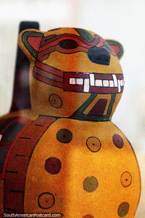 O gato, antigo trabalho de cerâmica da cultura Nazca no Museu Maria Reiche perto de Nazca. (480x720px). Peru, América do Sul.