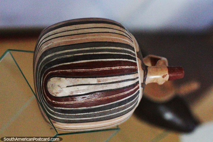 Urna de cerâmica, exposição da cultura Nazca no Museu Maria Reiche, Nazca. (720x480px). Peru, América do Sul.