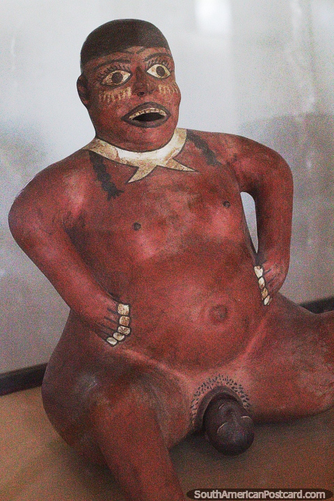Mujer da a luz, obra de cermica antigua en exhibicin en el Museo Mara Reiche, Nazca. (480x720px). Per, Sudamerica.