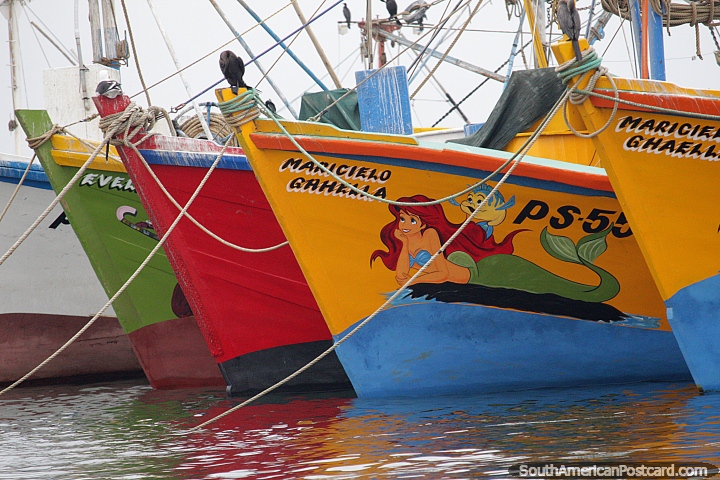 Coloridos cascos de barcos de pesca en fila en Paracas, amarillo, rojo, verde y blanco. (720x480px). Per, Sudamerica.