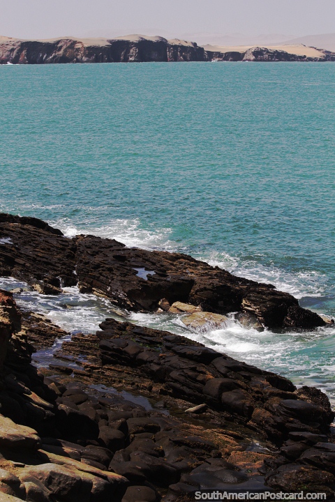 De rochas com vista para o mar a falsias no Parque Nacional de Paracas. (480x720px). Peru, Amrica do Sul.
