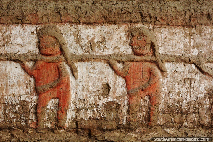 Figuras esculpidas en los muros y excavadas en la ciudad Moche en Trujillo. (720x480px). Per, Sudamerica.