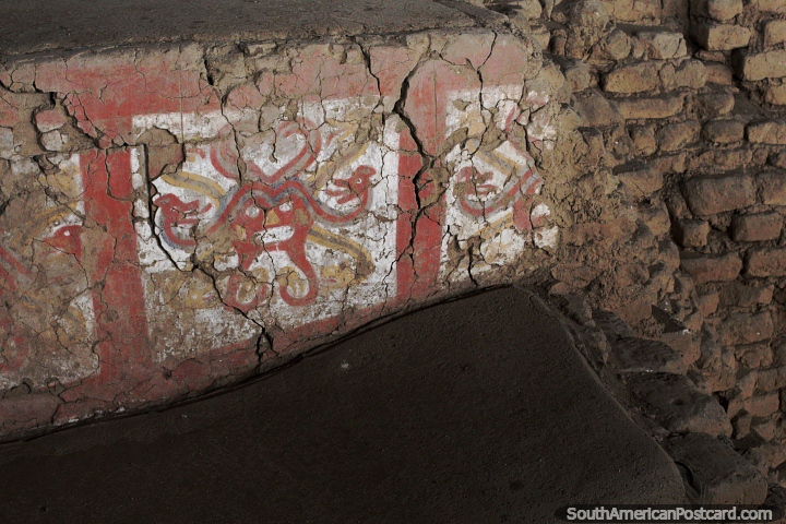 Símbolos Moche pintados nas paredes de poços internos no Templo da Lua, Trujillo. (720x480px). Peru, América do Sul.