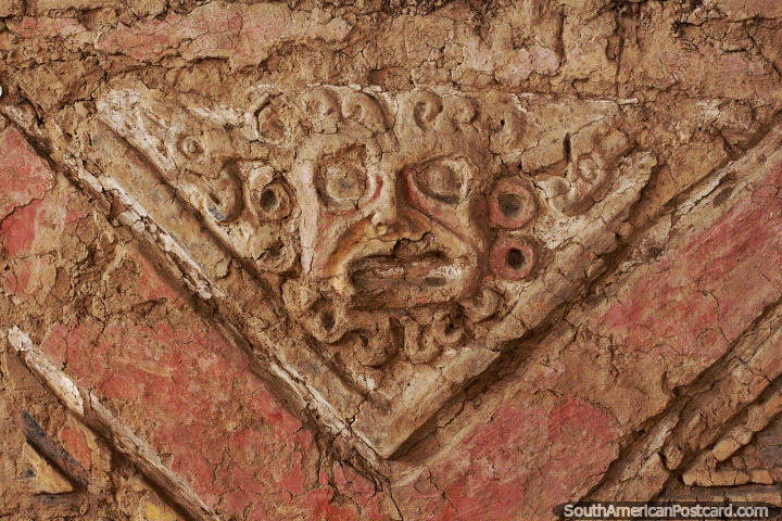 Escavaes nas paredes do templo Moche revelam faces de barro em Trujillo. (720x480px). Peru, Amrica do Sul.