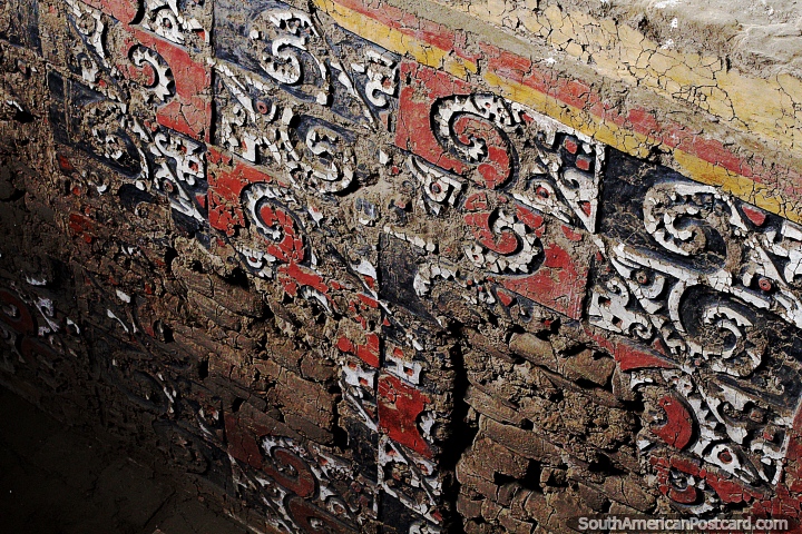 Murais de parede intrincados descobertos nos antigos poços da cidade de Moche em Trujillo. (720x480px). Peru, América do Sul.