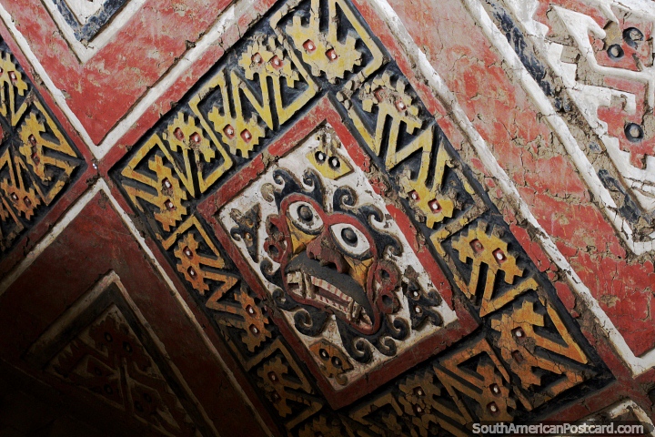 Murais dos pátios sobrepostos, Deus das montanhas, cidade de Moche, Trujillo. (720x480px). Peru, América do Sul.