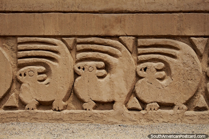 Murallas de la ciudad chimú llamada Chan Chan con figuras de animales, Trujillo. (720x480px). Perú, Sudamerica.