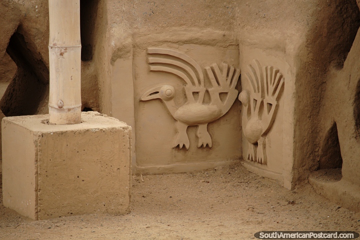 Figuras de pássaros esculpidas como decoração de parede no sítio arqueológico de Chan Chan em Trujillo. (720x480px). Peru, América do Sul.