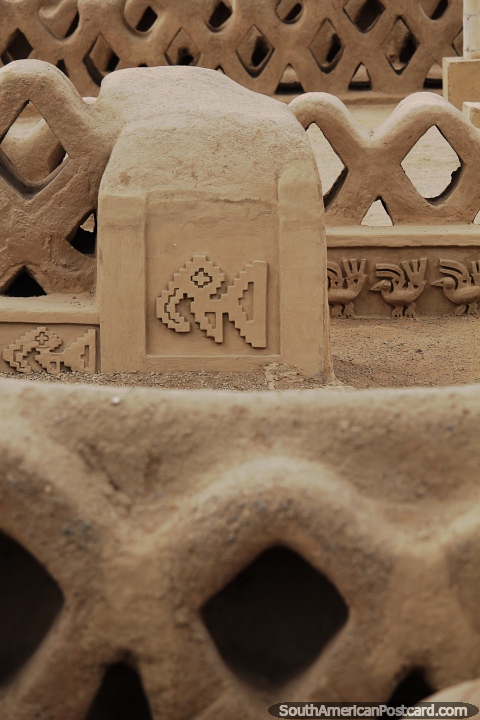 Figuras y formas de los muros de adobe del sitio arqueológico de Chan Chan en Trujillo. (480x720px). Perú, Sudamerica.