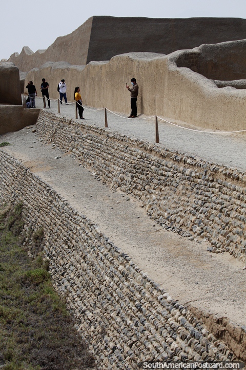 Muros exteriores de Chan Chan, suavizados por el tiempo y el clima, sitio arqueológico en Trujillo. (480x720px). Perú, Sudamerica.