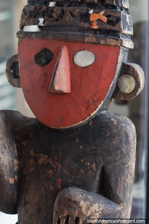 Pequea figura de madera en el museo Chan Chan de Trujillo. (480x720px). Per, Sudamerica.