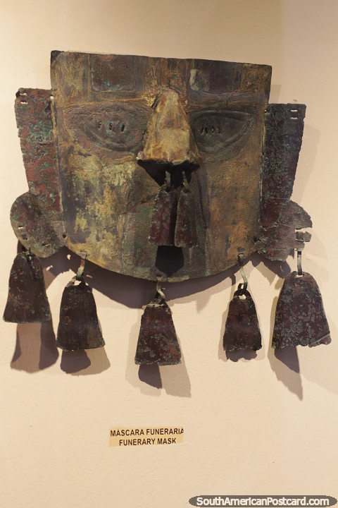 Máscara funerária feita de metal no museu Chan Chan em Trujillo. (480x720px). Peru, América do Sul.