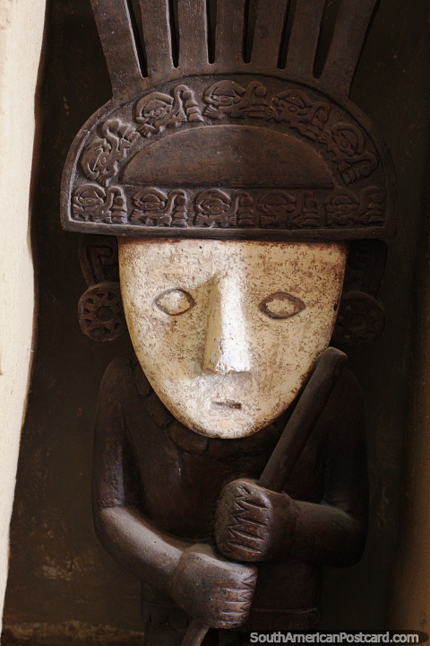 Homem esculpido em madeira com chapelaria com intrincados desenhos Chimu, museu Chan Chan, Trujillo. (480x720px). Peru, Amrica do Sul.