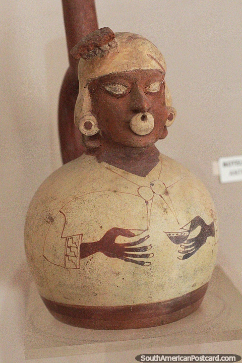 Botella antropomorfa (curandero), fina cerámica, antigüedad de Chan Chan en el museo de Trujillo. (480x720px). Perú, Sudamerica.