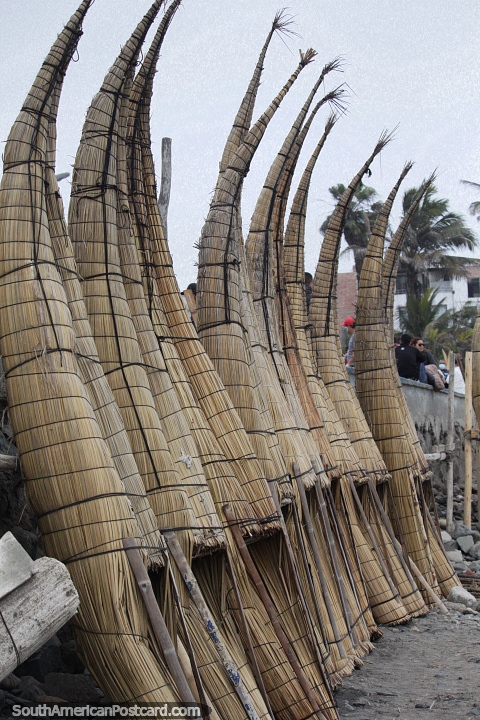 Elaborados con cañas de totara, los famosos botes banana utilizados para la pesca en Huanchaco. (480x720px). Perú, Sudamerica.