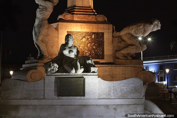 Monumento à independência sob luzes à noite em Trujillo. (720x480px). Peru, América do Sul.