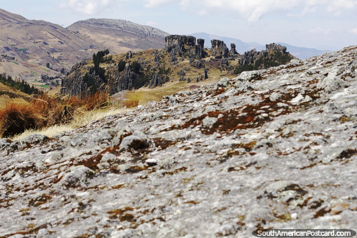 Pilares vulcânicos de até 60 pés de altura chamados Los Frailones em Cumbemayo, Cajamarca. (720x480px). Peru, América do Sul.