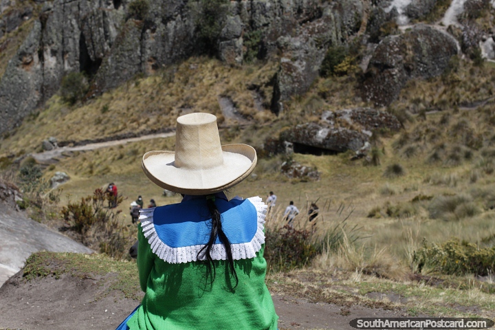 Mujer indígena de las montañas con un sombrero blanco se sienta con vistas a Cumbemayo en Cajamarca. (720x480px). Perú, Sudamerica.