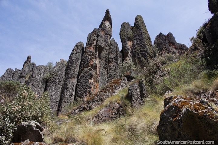Grupo de rocas se mantienen juntas como candelabros en Cumbemayo en Cajamarca. (720x480px). Per, Sudamerica.