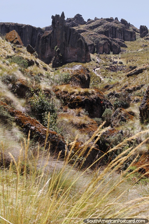 Pessoas ao longe ofuscadas pelo grande jardim de pedras de Cumbemayo em Cajamarca. (480x720px). Peru, América do Sul.