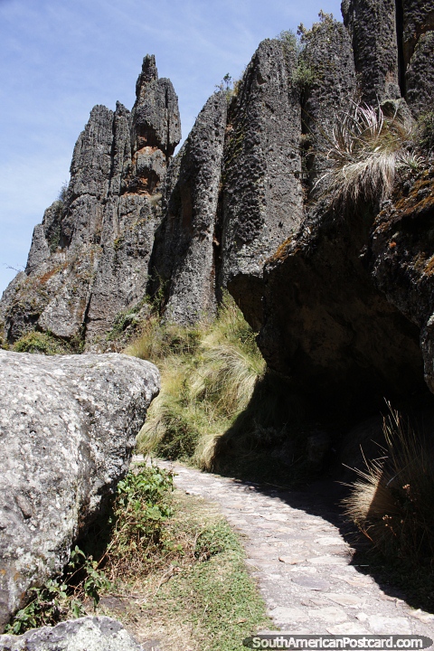 Caminho a pé pelo jardim de rochas e montanhas em Cumbemayo em Cajamarca. (480x720px). Peru, América do Sul.