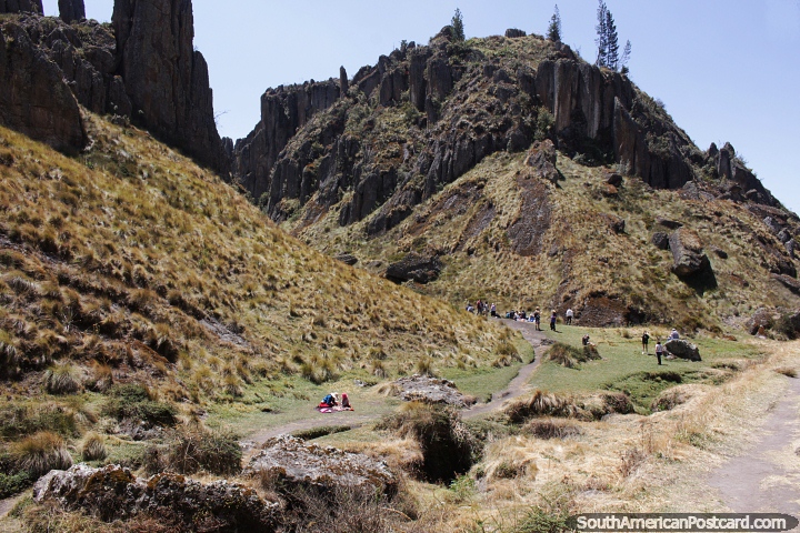 Colinas de pedra e florestas aparecem na paisagem de Cumbemayo em Cajamarca. (720x480px). Peru, América do Sul.
