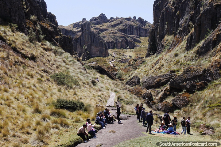 Os moradores vendem refrescos e artesanato ao longo do caminho pelas montanhas em Cumbemayo em Cajamarca. (720x480px). Peru, América do Sul.