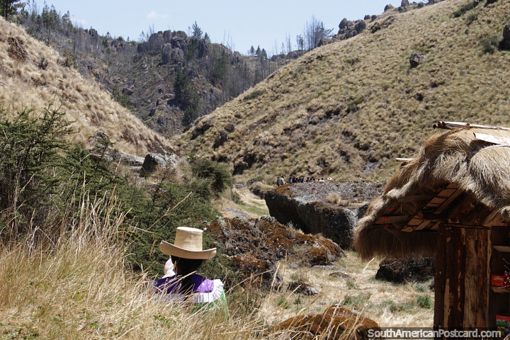 Las mujeres de la sierra visten el sombrero blanco tradicional de esta regin, Cumbemayo, Cajamarca. (720x480px). Per, Sudamerica.