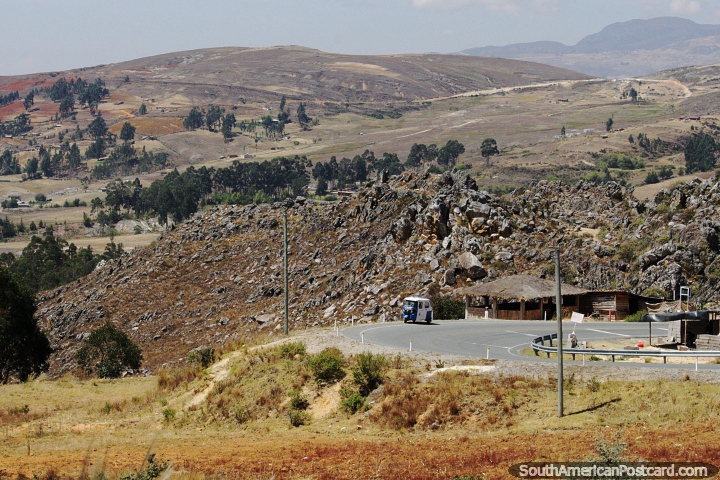 Moto-txi percorre a estrada nas montanhas entre Cajamarca e Namora. (720x480px). Peru, Amrica do Sul.