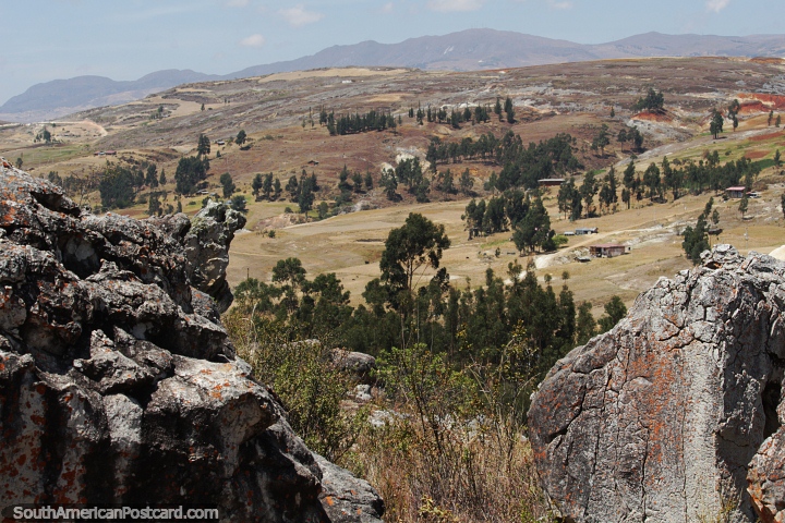 Miradouro com vista para o belo terreno rochoso e montanhoso em torno de Namora. (720x480px). Peru, América do Sul.